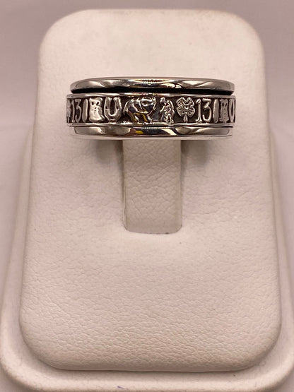 Anillo Artesanal en Plata con Símbolos de la Suerte, vista lateral