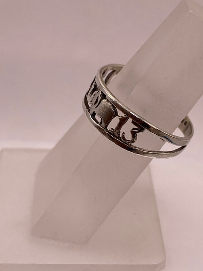Anillo Artesanal en Plata con Símbolos de la Suerte Calados, vista de detalle