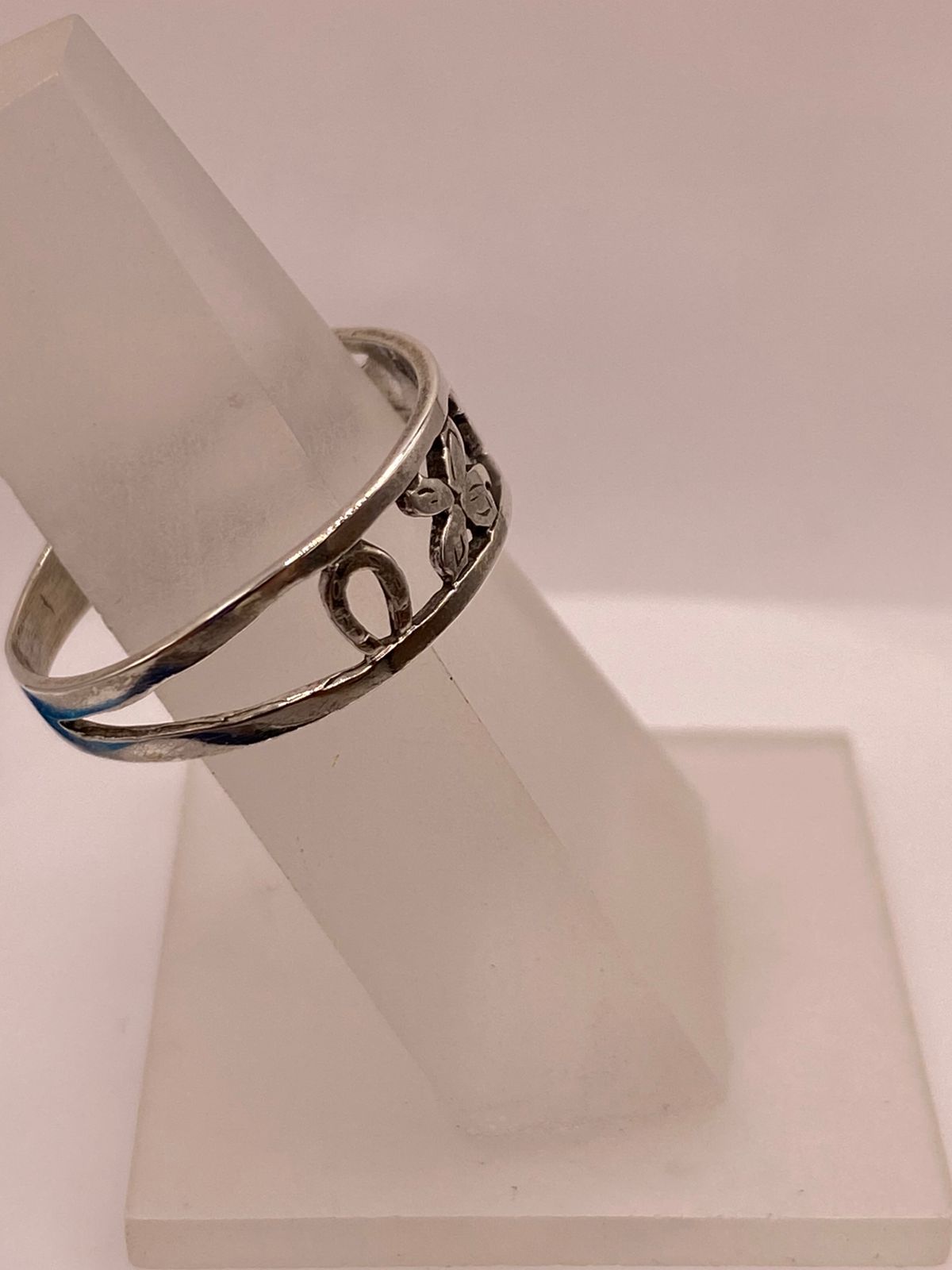 Anillo Artesanal en Plata con Símbolos de la Suerte Calados, vista superior