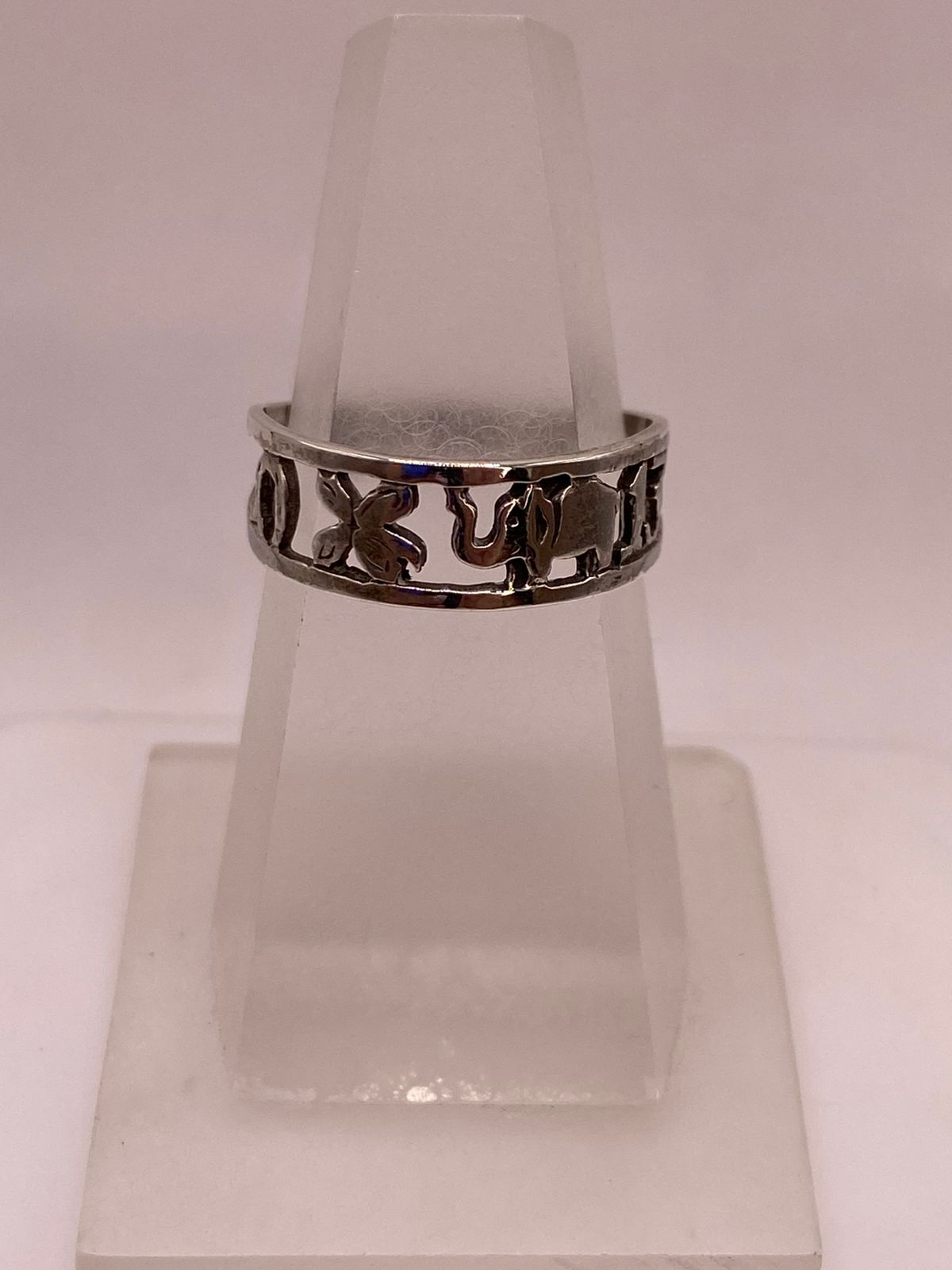 Anillo Artesanal en Plata con Símbolos de la Suerte Calados en báscula mostrando peso