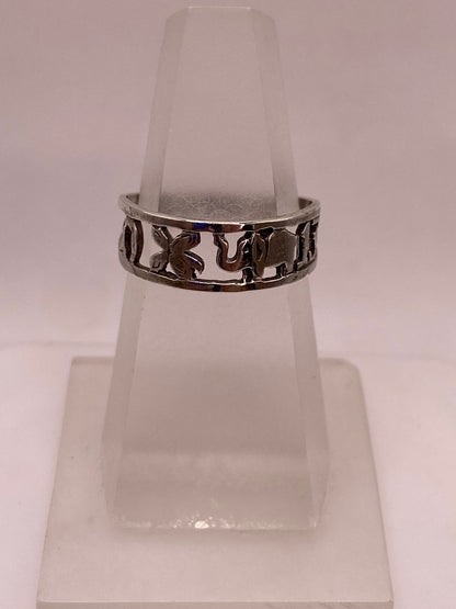Anillo Artesanal en Plata con Símbolos de la Suerte Calados en báscula mostrando peso