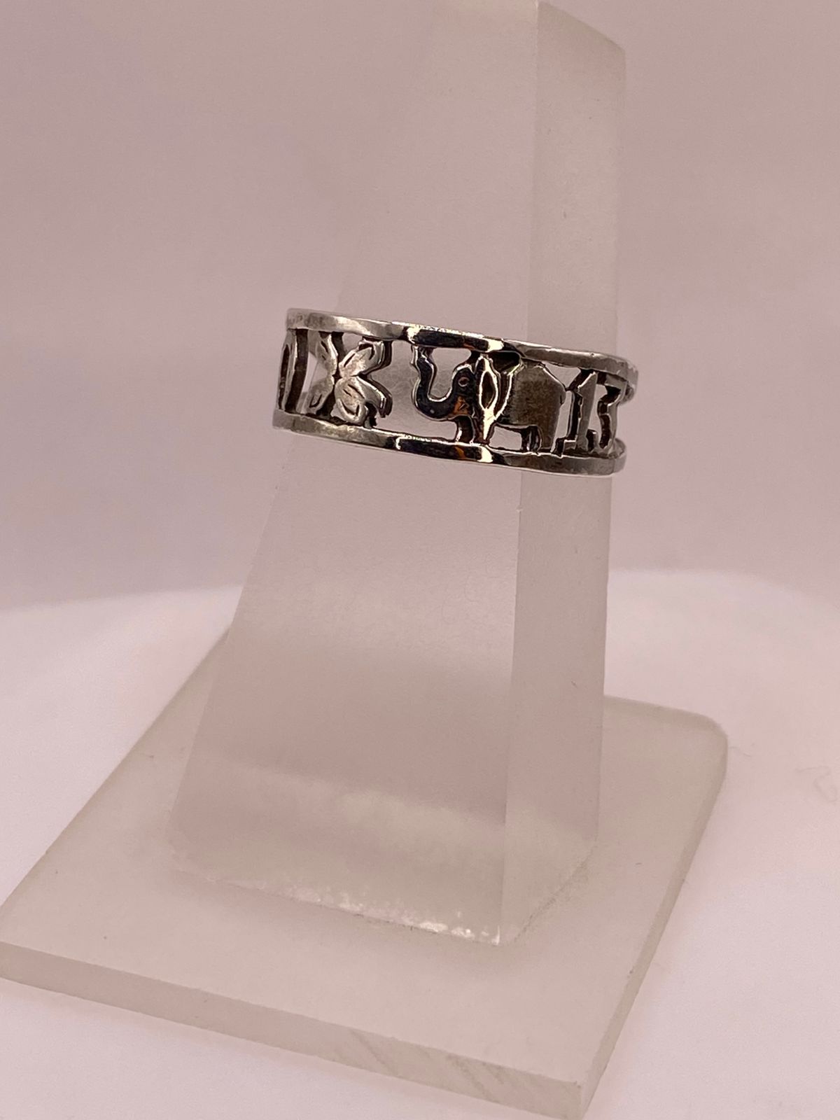 Anillo Artesanal en Plata con Símbolos de la Suerte Calados, vista frontal