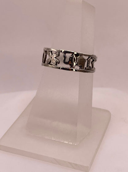 Anillo Artesanal en Plata con Símbolos de la Suerte Calados, vista frontal