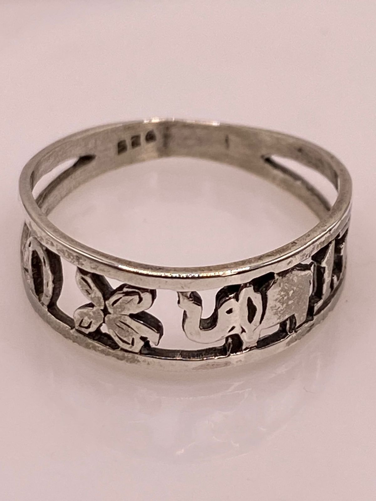 Anillo Artesanal en Plata con Símbolos de la Suerte Calados, sello de autenticidad Plata Ley .925