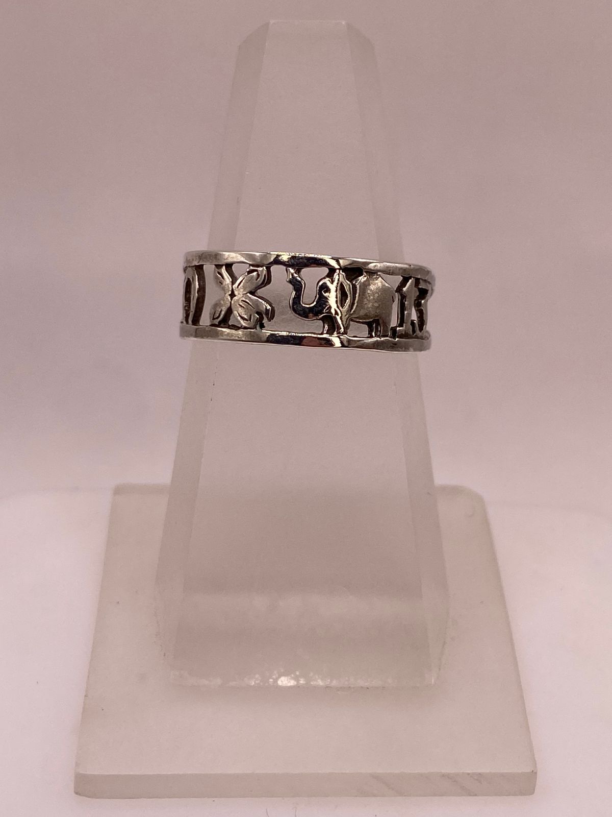 Anillo Artesanal en Plata con Símbolos de la Suerte Calados, vista lateral