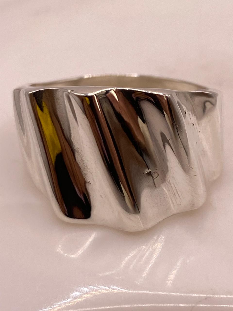 Anillo Artesanal en Plata con Superficie Ondulada Brillante, vista de detalle