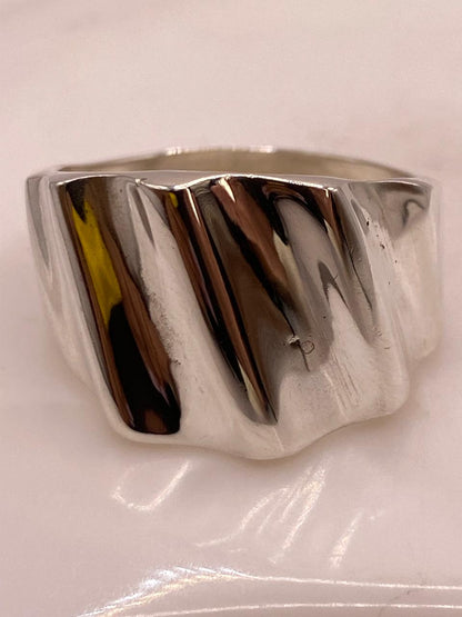 Anillo Artesanal en Plata con Superficie Ondulada Brillante, vista de detalle