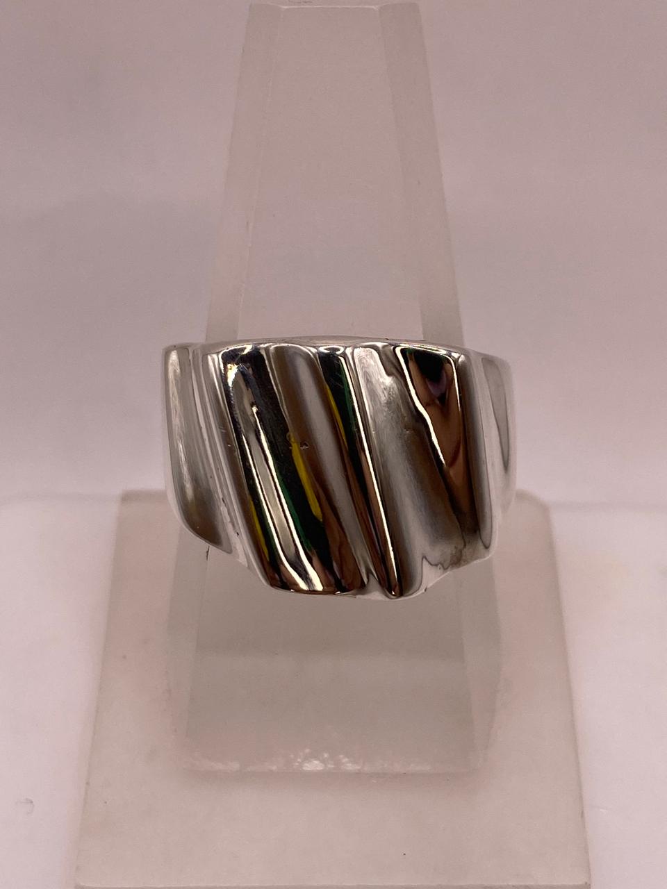 Anillo Artesanal en Plata con Superficie Ondulada Brillante — ángulo diagonal