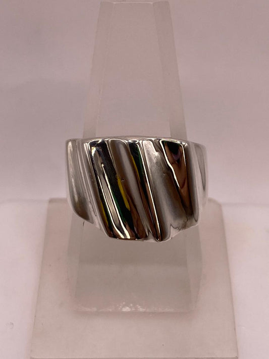 Anillo Artesanal en Plata con Superficie Ondulada Brillante — ángulo diagonal