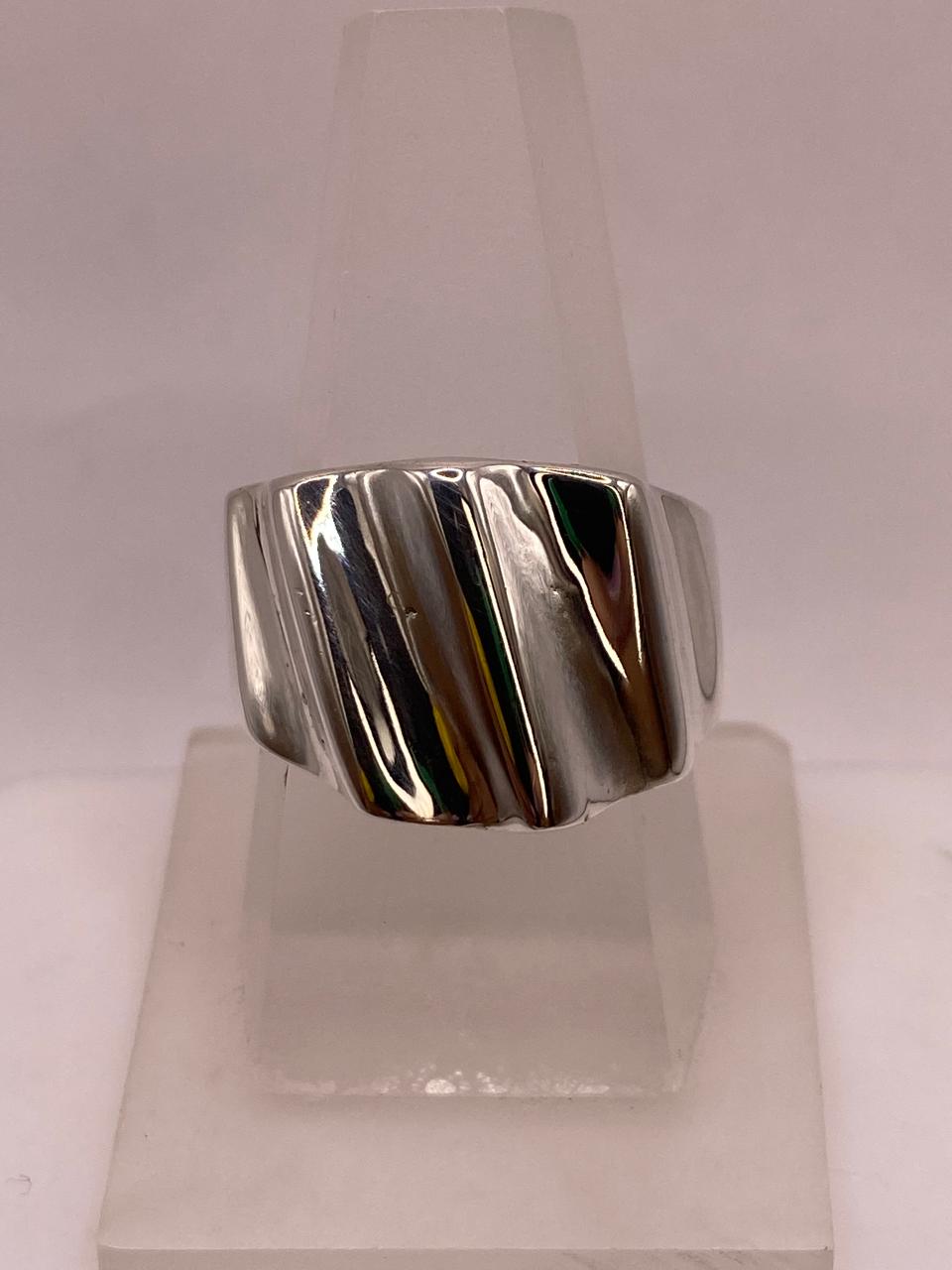 Anillo Artesanal en Plata con Superficie Ondulada Brillante, vista lateral