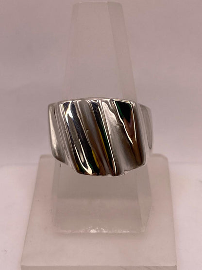 Anillo Artesanal en Plata con Superficie Ondulada Brillante, vista lateral