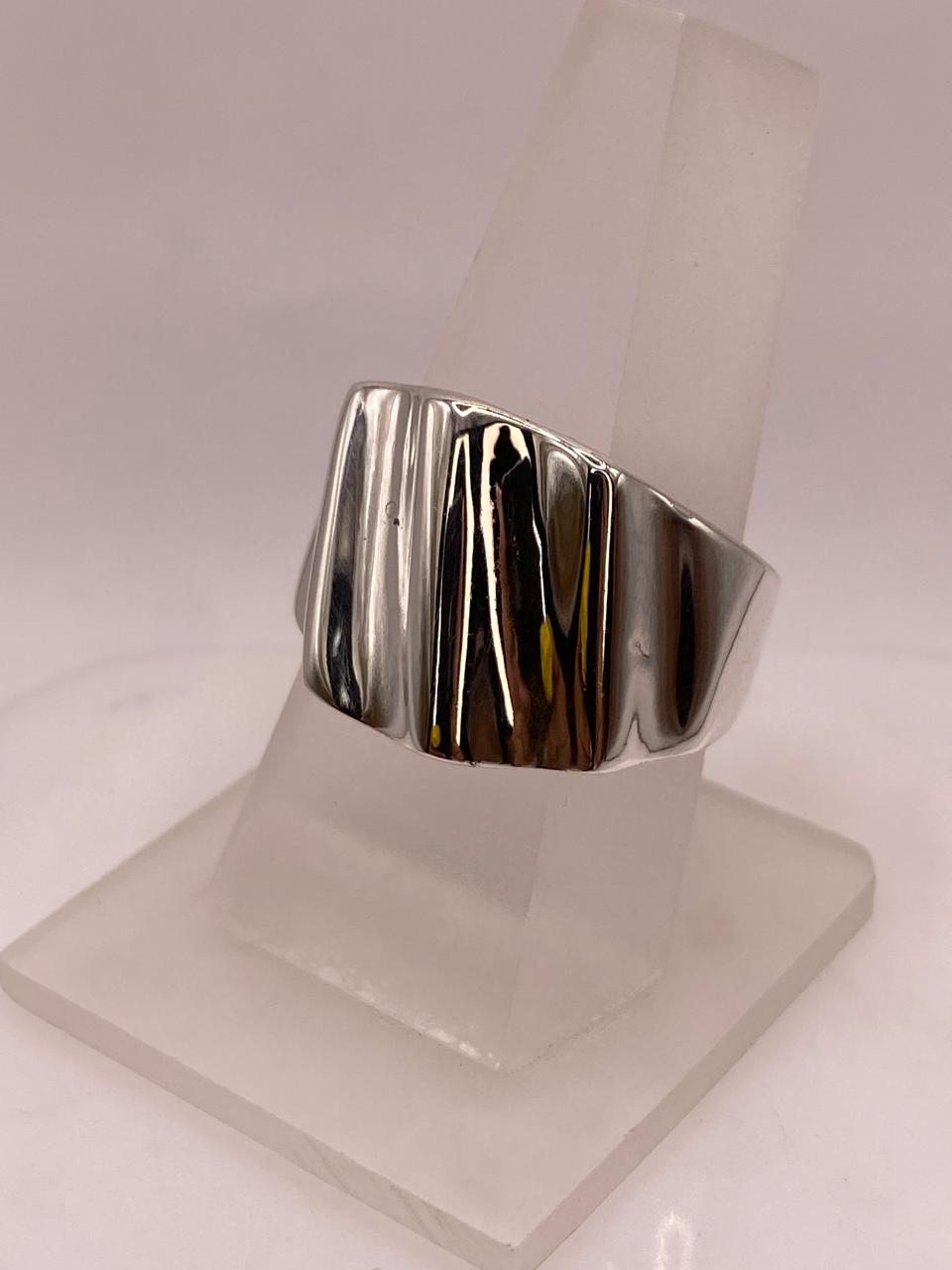 Anillo Artesanal en Plata con Superficie Ondulada Brillante, vista frontal