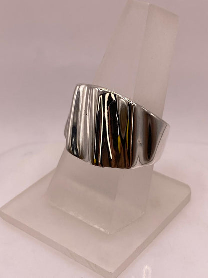 Anillo Artesanal en Plata con Superficie Ondulada Brillante, vista frontal