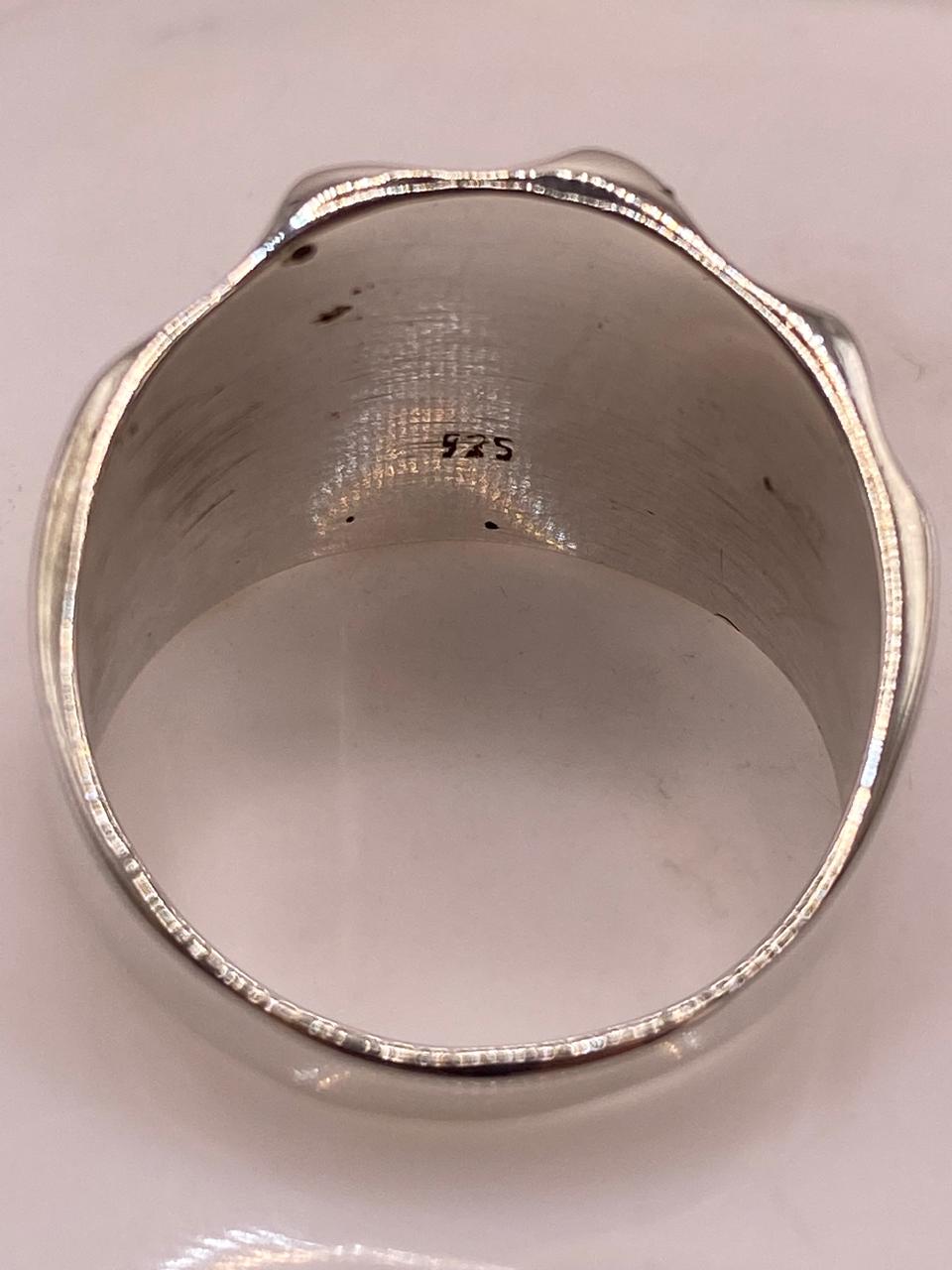 Anillo Artesanal en Plata con Superficie Ondulada Brillante, sello de autenticidad Plata Ley .925