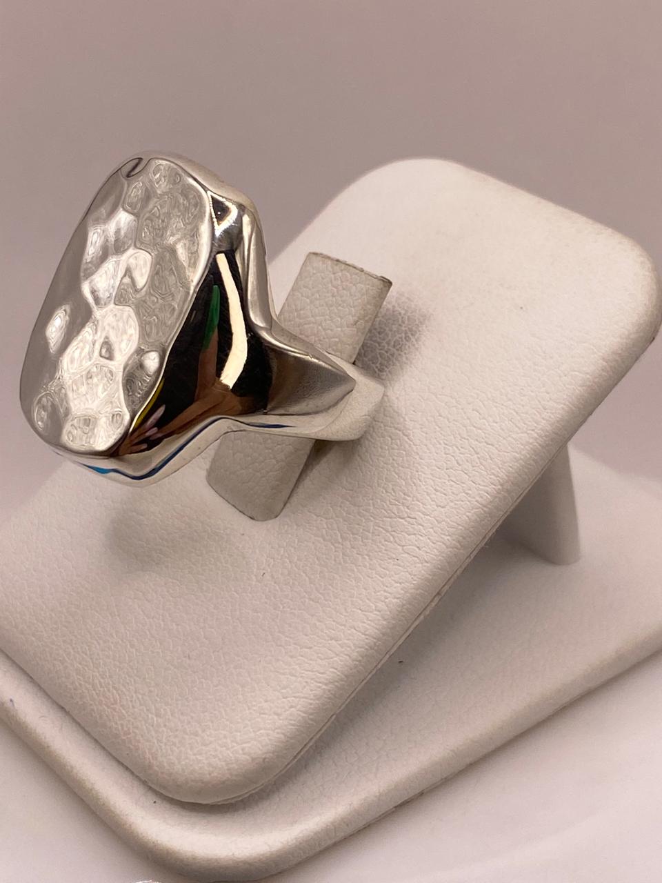 Anillo Artesanal en Plata con Textura Martillada Pulida, vista frontal