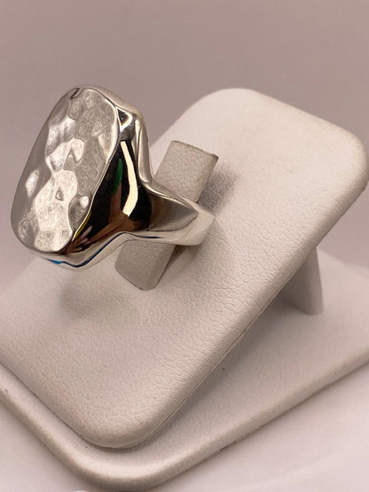 Anillo Artesanal en Plata con Textura Martillada Pulida, vista frontal
