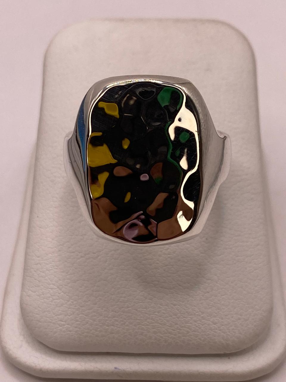 Anillo Artesanal en Plata con Textura Martillada Pulida, vista de detalle