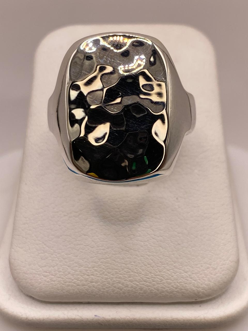 Anillo Artesanal en Plata con Textura Martillada Pulida — ángulo diagonal
