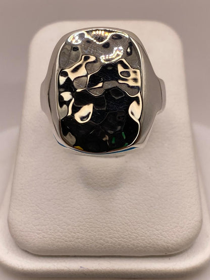 Anillo Artesanal en Plata con Textura Martillada Pulida — ángulo diagonal