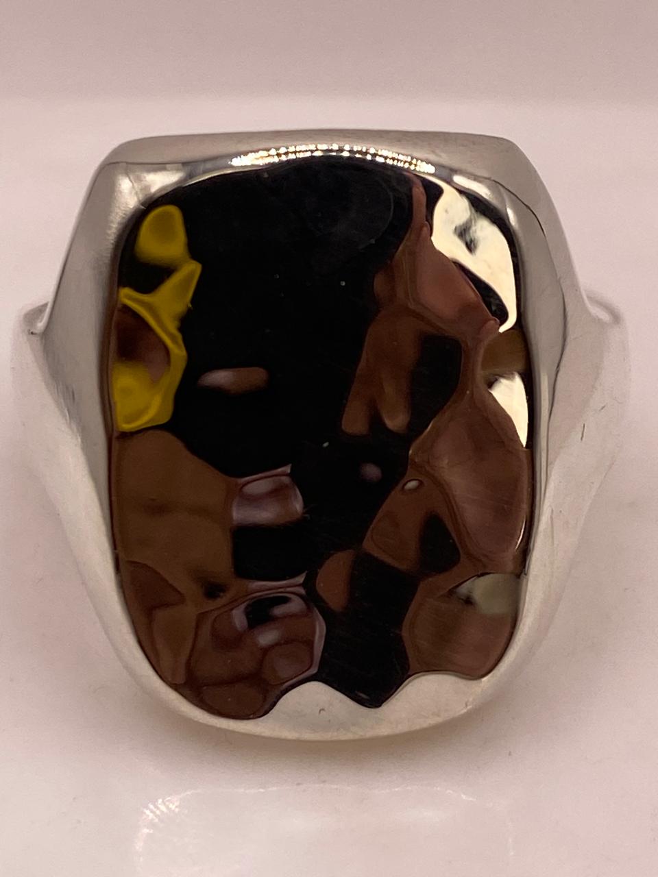 Anillo Artesanal en Plata con Textura Martillada Pulida, sello de autenticidad Plata Ley .925