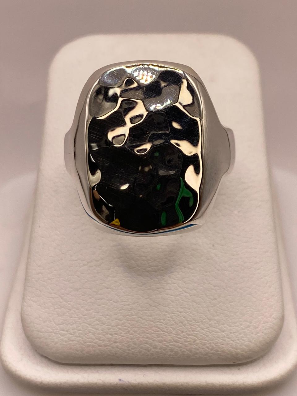 Anillo Artesanal en Plata con Textura Martillada Pulida, vista lateral