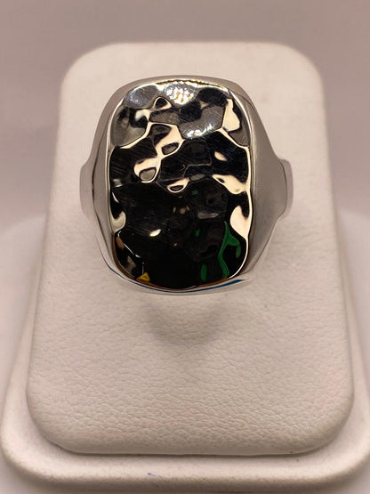 Anillo Artesanal en Plata con Textura Martillada Pulida, vista lateral