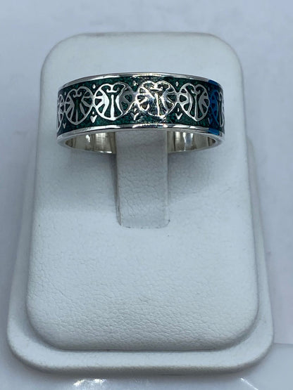 Anillo Artesanal de Plata .925 con Malaquita y Diseño Calado Orgánico — vista lateral