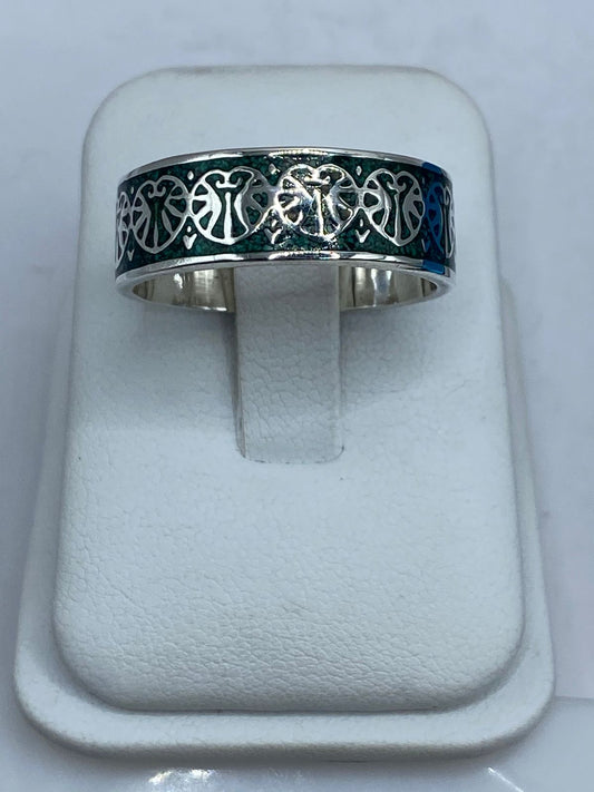 Anillo Artesanal de Plata .925 con Malaquita y Diseño Calado Orgánico — vista lateral