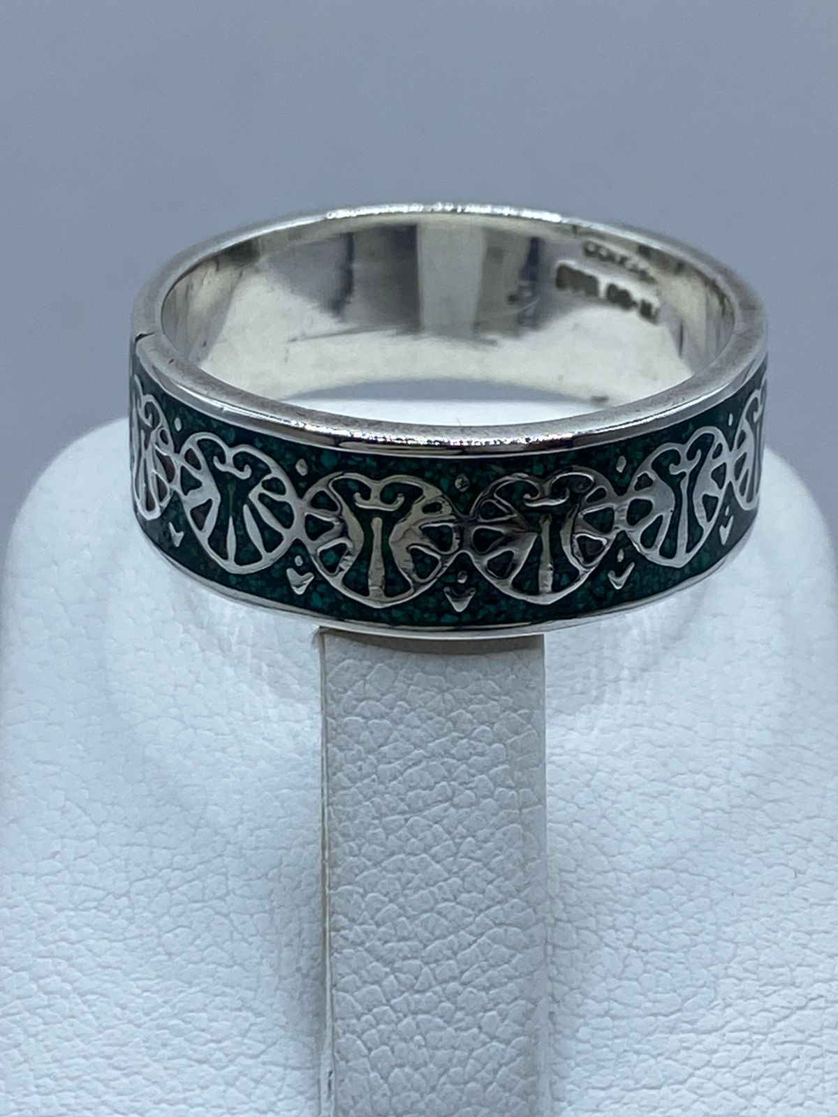 Anillo Artesanal de Plata .925 con Malaquita y Diseño Calado Orgánico, sello de autenticidad Plata Ley .925