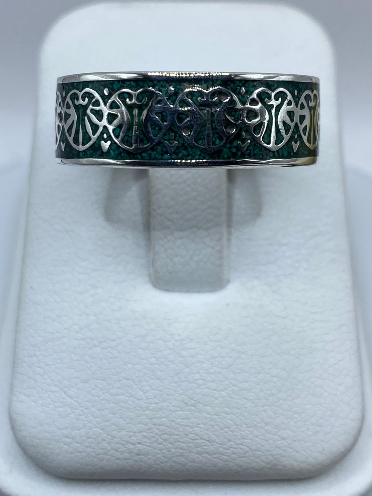 Anillo Artesanal de Plata .925 con Malaquita y Diseño Calado Orgánico, vista lateral