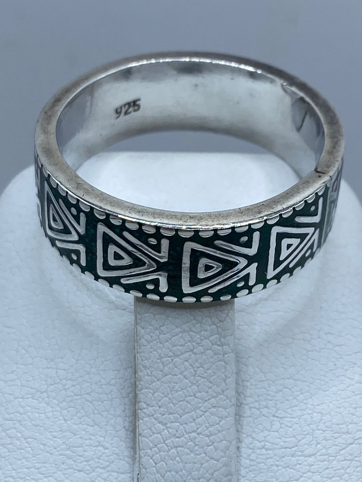 Anillo Artesanal de Plata .925 con Malaquita y Diseño Geométrico Triangular, sello de autenticidad Plata Ley .925