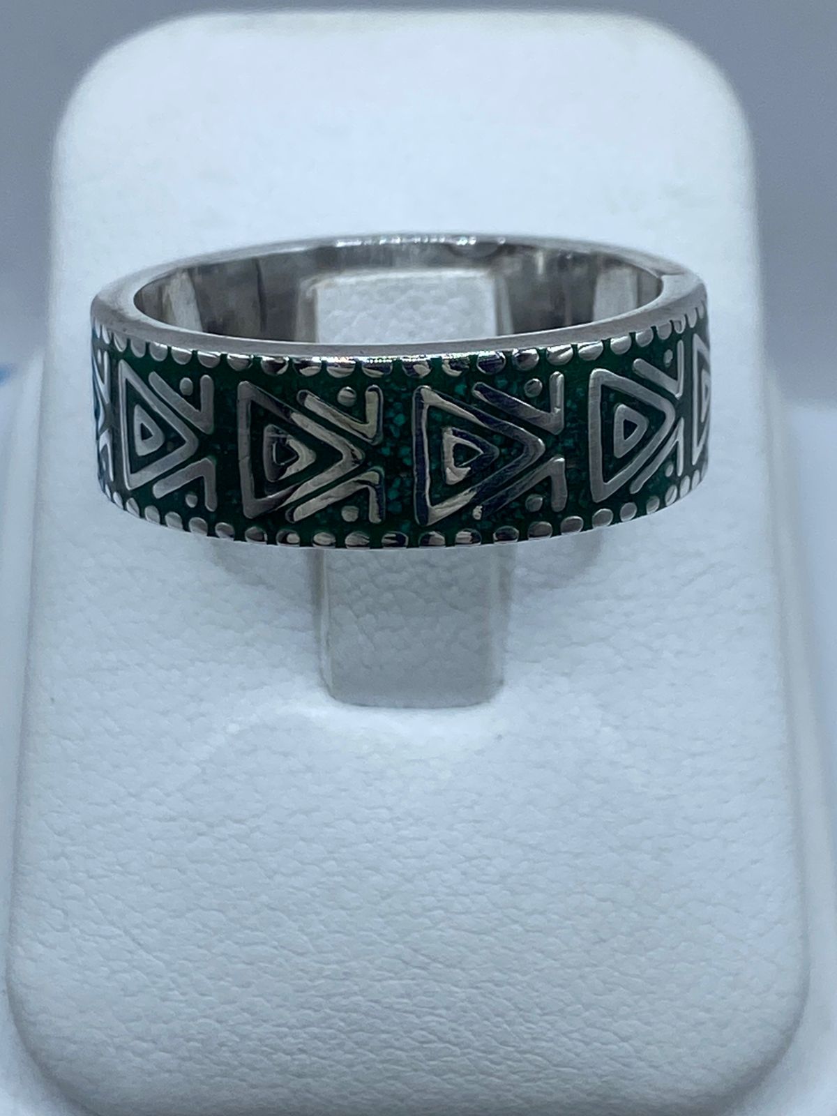 Anillo Artesanal de Plata .925 con Malaquita y Diseño Geométrico Triangular — vista lateral