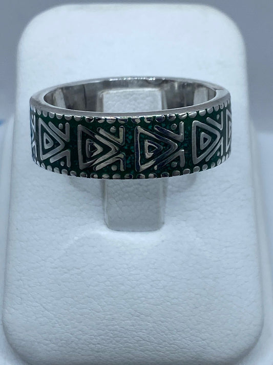 Anillo Artesanal de Plata .925 con Malaquita y Diseño Geométrico Triangular — vista lateral