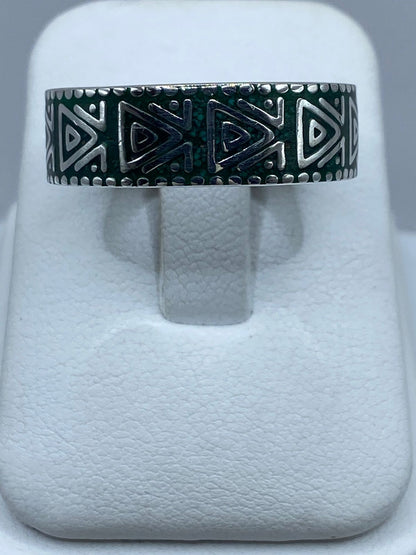 Anillo Artesanal de Plata .925 con Malaquita y Diseño Geométrico Triangular, vista frontal