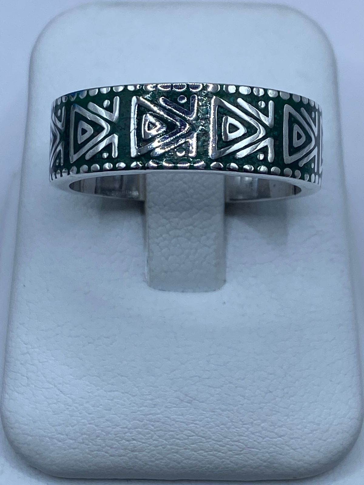 Anillo Artesanal de Plata .925 con Malaquita y Diseño Geométrico Triangular, vista lateral