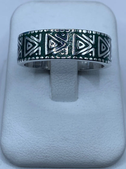 Anillo Artesanal de Plata .925 con Malaquita y Diseño Geométrico Triangular, vista lateral