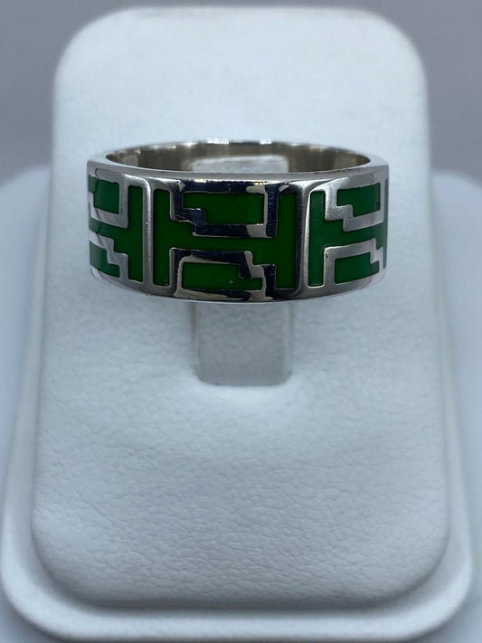 Anillo Artesanal de Plata .925 con Malaquita y Greca Geométrica — vista lateral