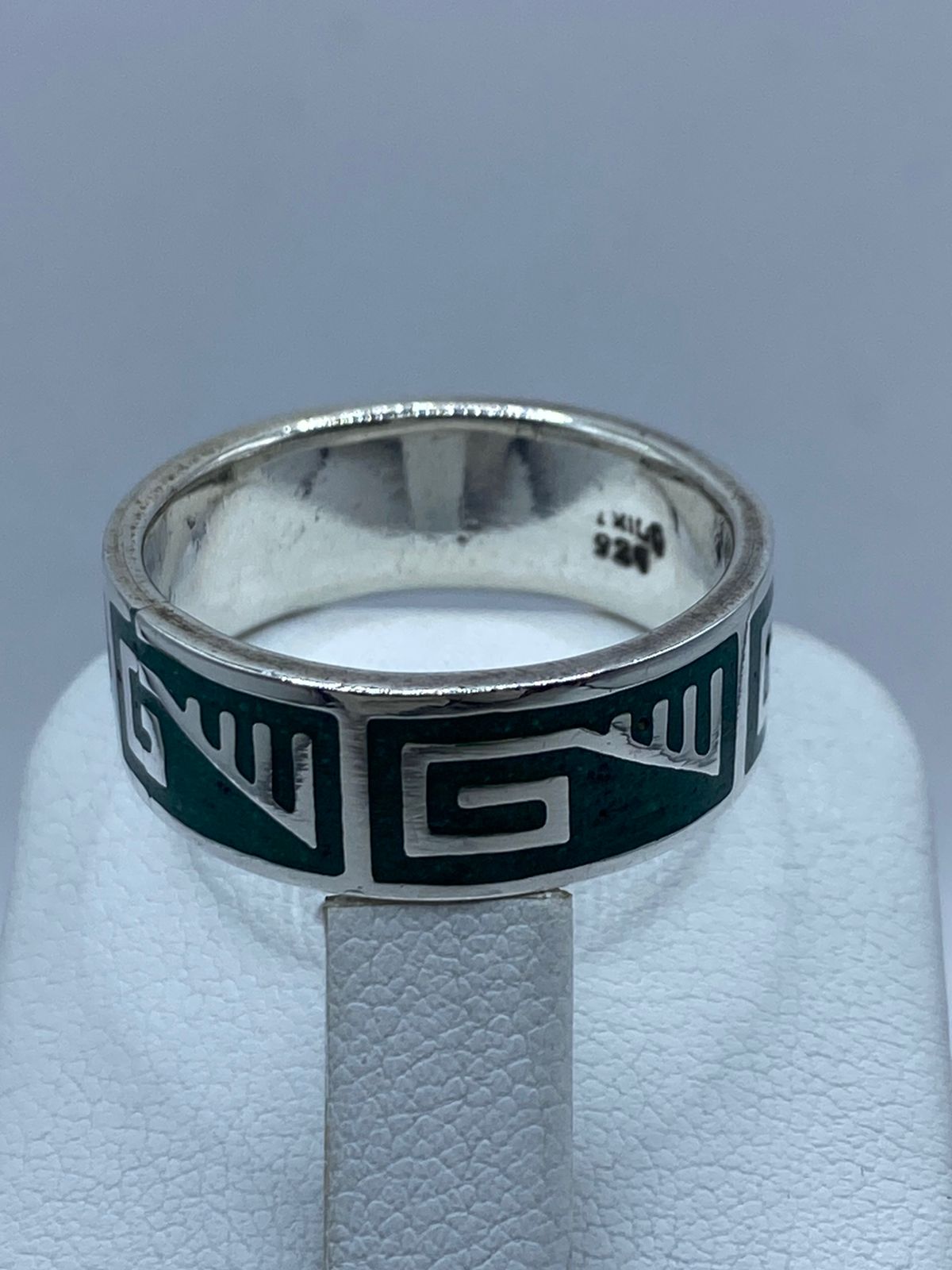 Anillo Artesanal de Plata .925 con Malaquita y Greca Moderna, sello de autenticidad Plata Ley .925