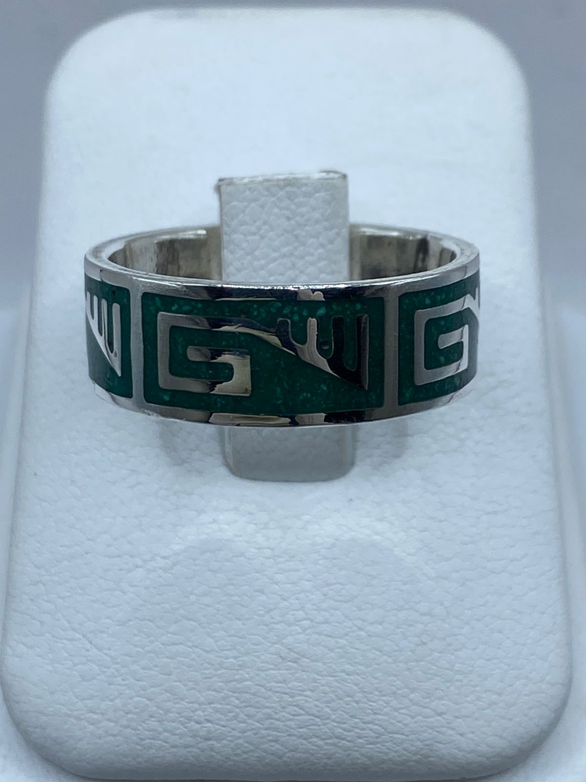 Anillo Artesanal de Plata .925 con Malaquita y Greca Moderna — ángulo diagonal