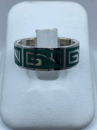 Anillo Artesanal de Plata .925 con Malaquita y Greca Moderna — ángulo diagonal