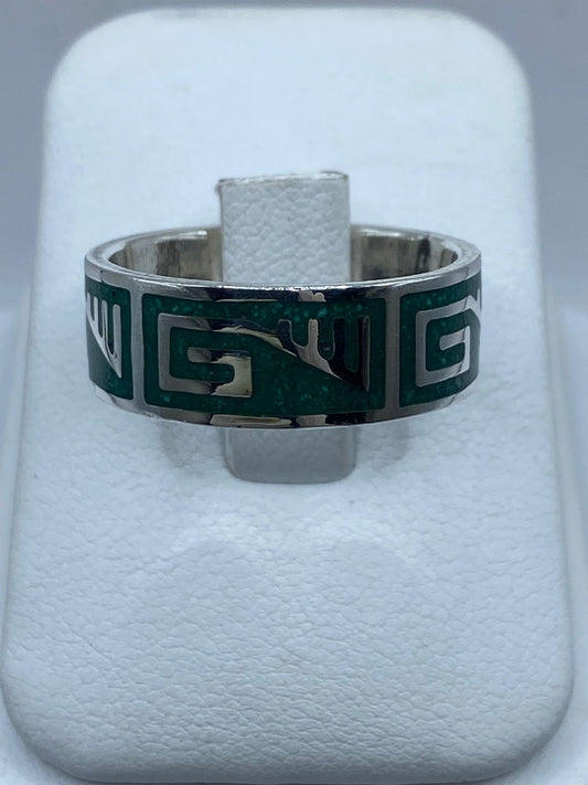 Anillo Artesanal de Plata .925 con Malaquita y Greca Moderna — ángulo diagonal