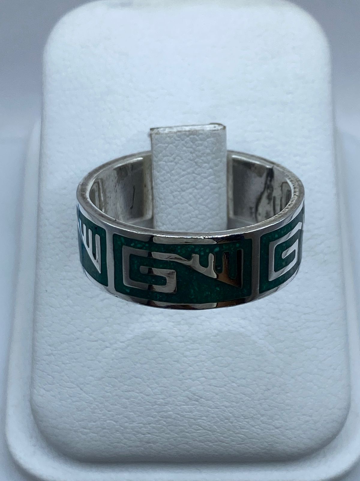 Anillo Artesanal de Plata .925 con Malaquita y Greca Moderna, vista frontal