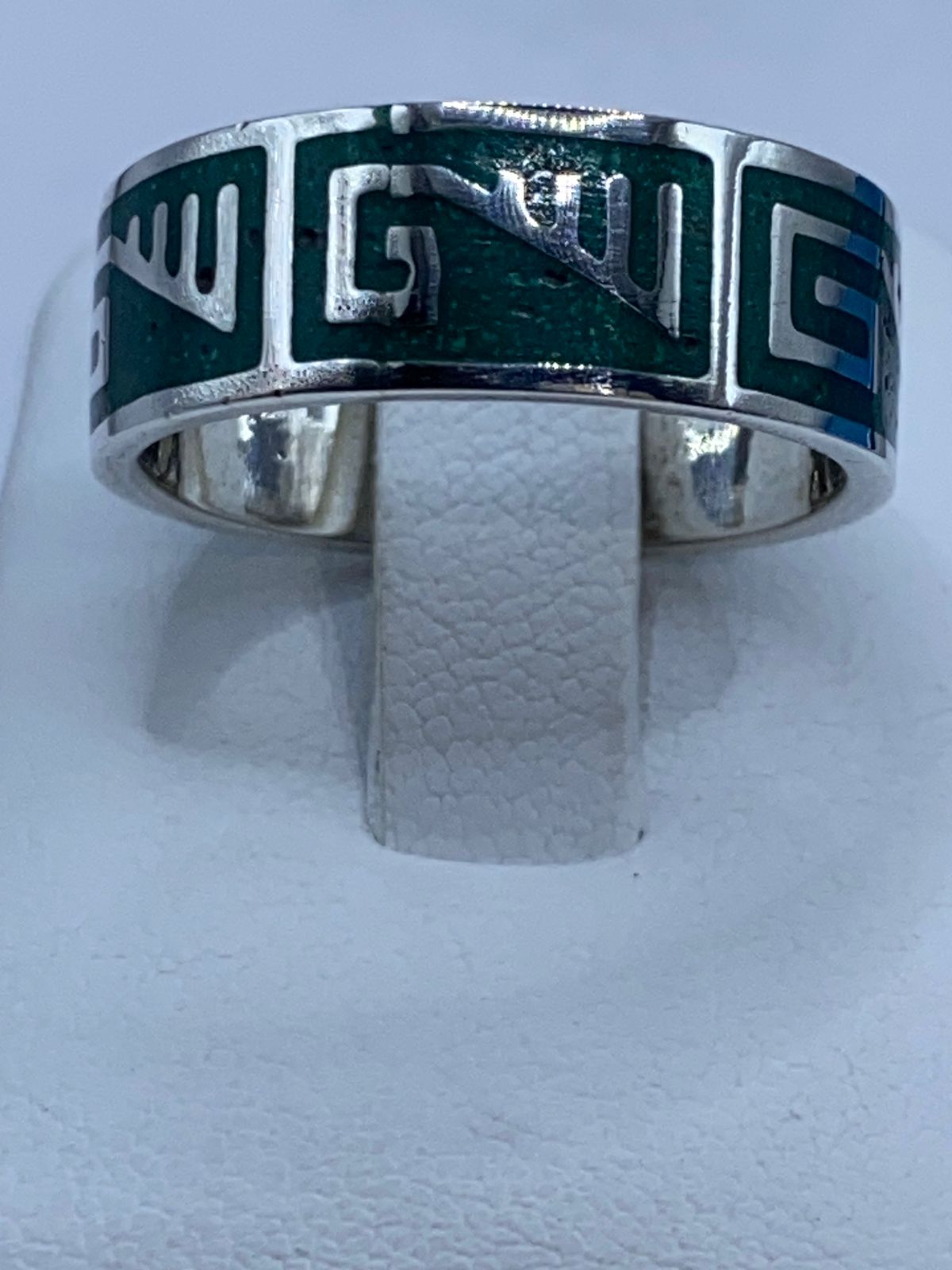Anillo Artesanal de Plata .925 con Malaquita y Greca Moderna, vista lateral
