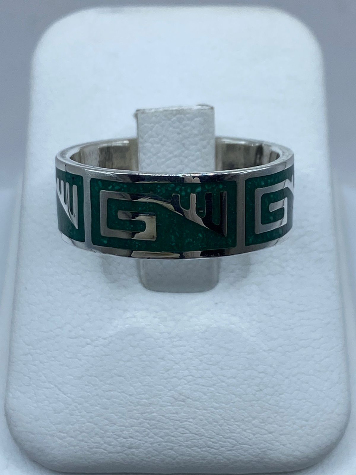 Anillo Artesanal de Plata .925 con Malaquita y Greca Moderna, vista de detalle