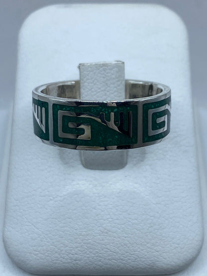 Anillo Artesanal de Plata .925 con Malaquita y Greca Moderna, vista de detalle