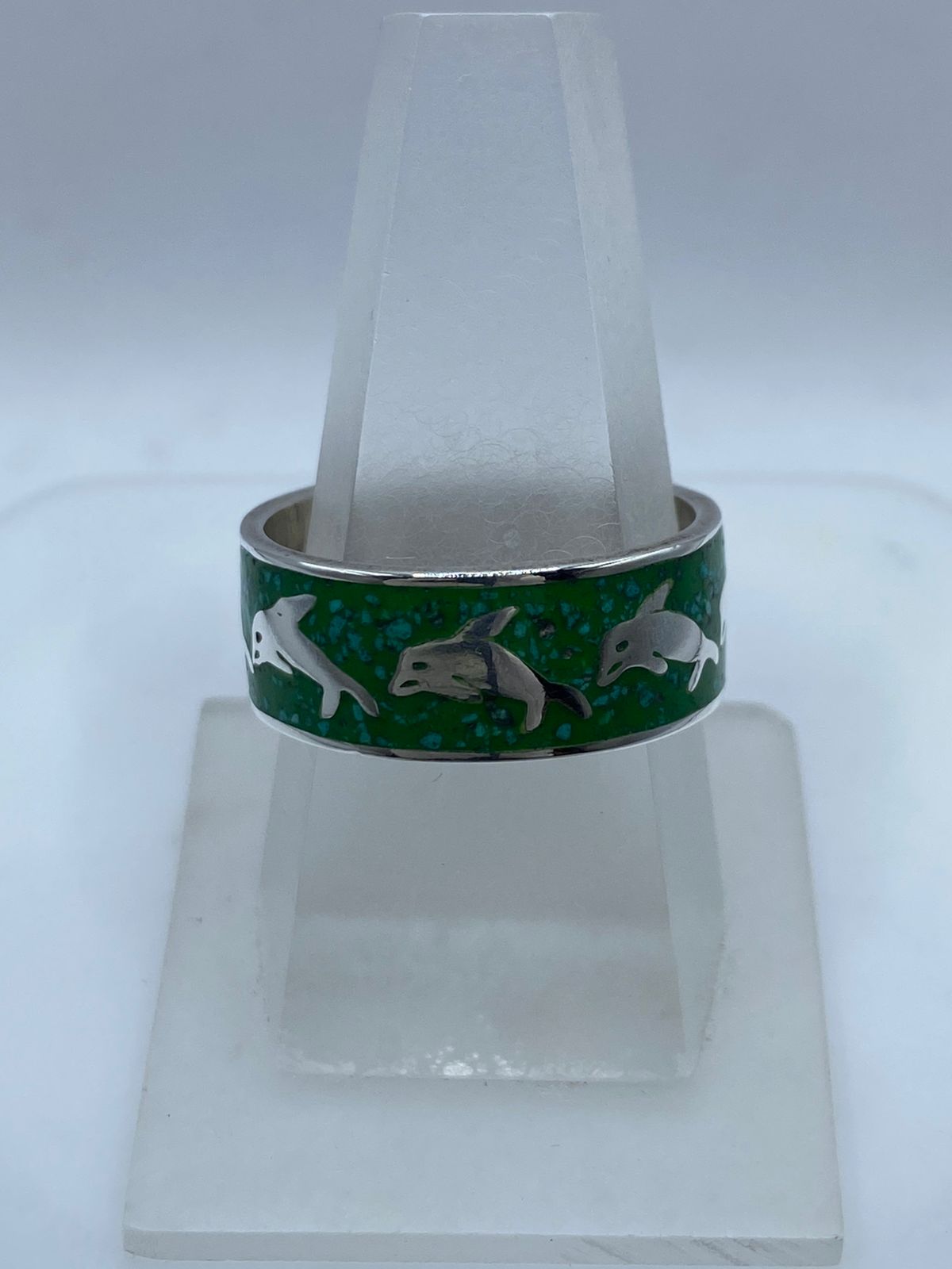 Anillo Artesanal de Plata .925 con Malaquita Verde y Delfines, vista frontal