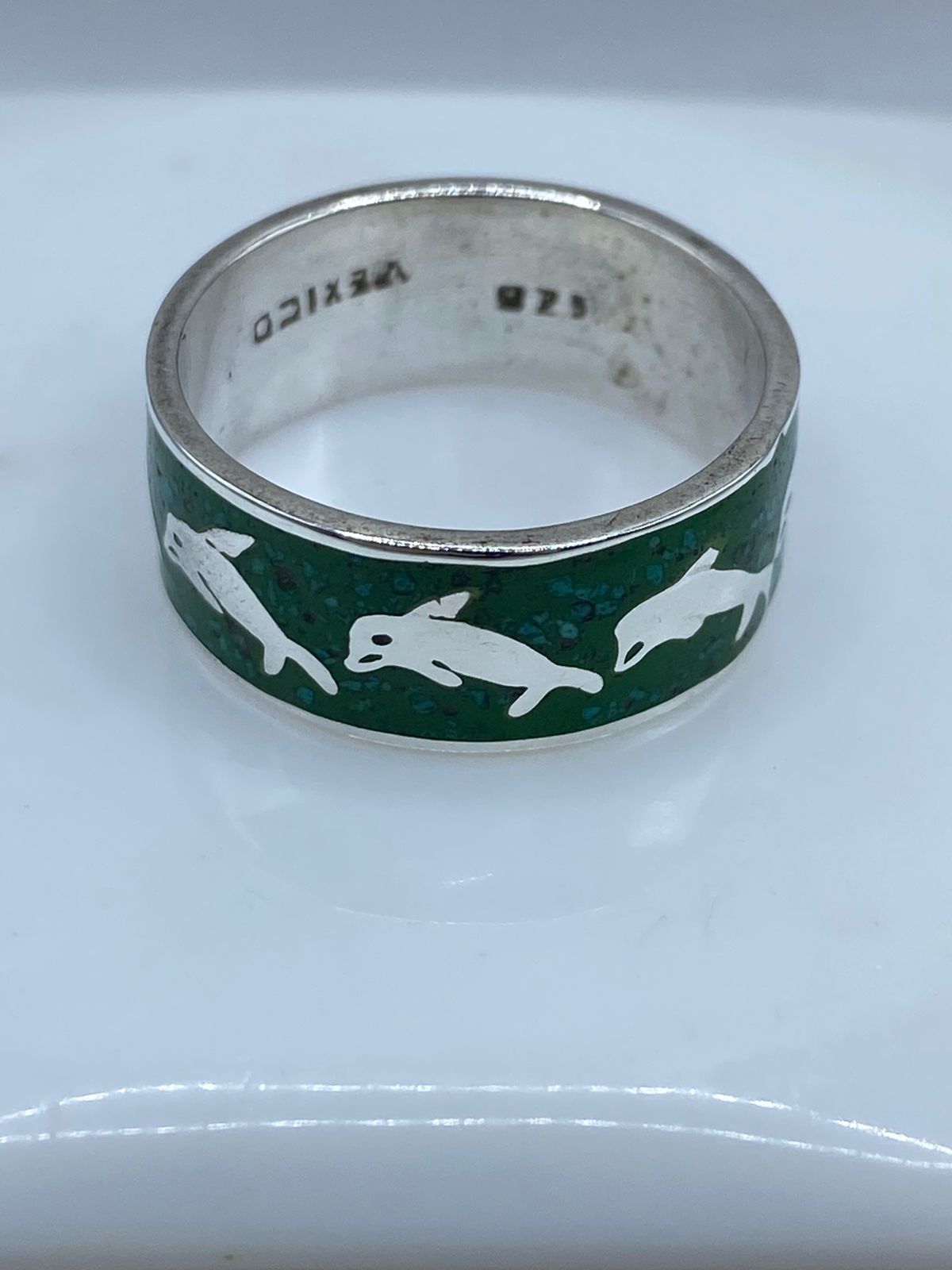 Anillo Artesanal de Plata .925 con Malaquita Verde y Delfines, sello de autenticidad Plata Ley .925