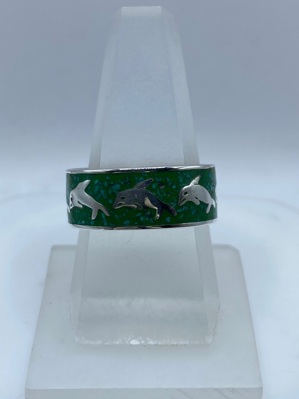 Anillo Artesanal de Plata .925 con Malaquita Verde y Delfines — vista lateral