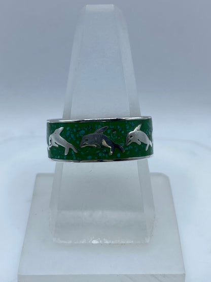 Anillo Artesanal de Plata .925 con Malaquita Verde y Delfines — vista lateral
