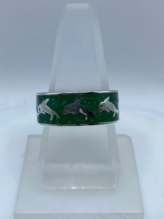 Anillo Artesanal de Plata .925 con Malaquita Verde y Delfines — vista lateral